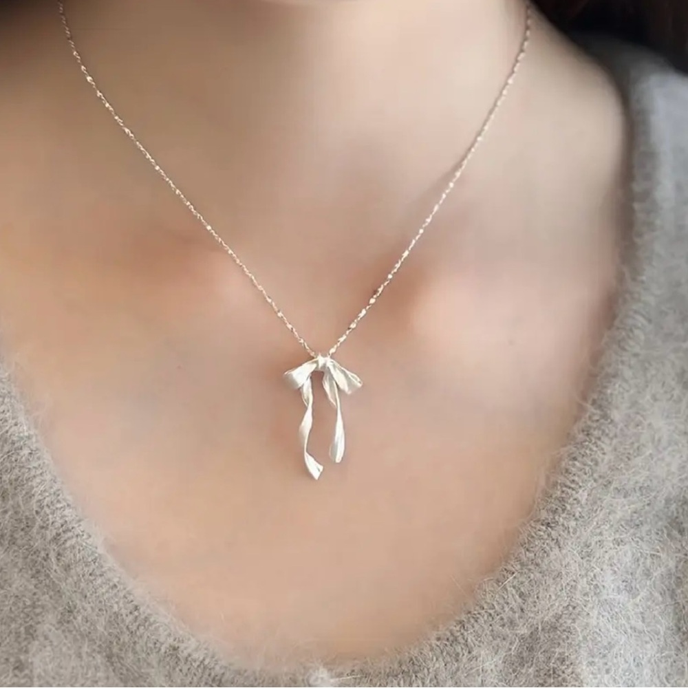 Stunning Silver Ribbon Bow Necklace NWT - Picture 2 of 7